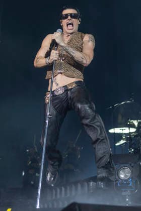 Yungblud performs at AO Arena Yungblud performs at AO Arena, Manchester, England, 25th April 2026, Credit:Mike Gray Avalon  Copyright: xMikexGrayx xAvalonx 1094364267