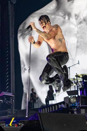 Yungblud performs at AO Arena Yungblud performs at AO Arena, Manchester, England, 25th April 2026, Credit:Mike Gray Avalon  Copyright: xMikexGrayx xAvalonx 1094364445