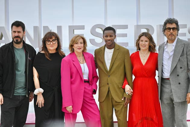 9th Cannes Series - Jury Long Photocall. FC CANNES, FRANCE - APRIL 26 Members of the jury Simon Astier, Isabel Coixet, Lesli Linka Glatter, Mamadou Sidibé, Ruth Barrett and Vincent Elbaz attends the Jury Long Photocall at the 9th Canneseries International Festival at Plage Du Majestic on April 26, 2026 in Cannes, France.. Photo by Franck Castel ABACAPRESS.COM Cannes France  Copyright: xCastelxFranck ABACAx
