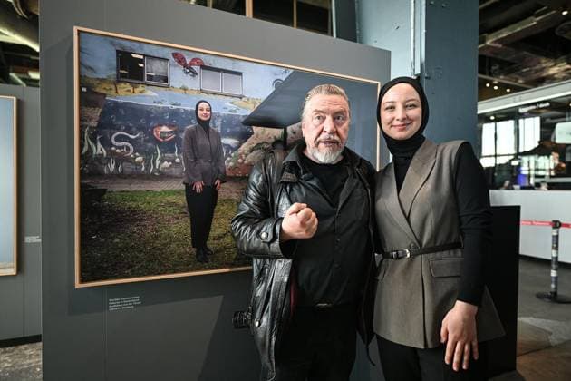Ausstellungseröffnung für Armin Rohdes Gesichter des Reviers im Ruhr Museum ** NUR FÜR REDAKTIONELLE ZWECKE ** EDITORIAL USE ONLY **<p>Armin Rohde bei seiner Ausstellungseröffnung Gesichter des Reviers, hier mit Nurdan Kanikurumaz (Lehrerin aus Duisburg) am Samstag, 25. April 2026 im Ruhr Museum in Essen. 31 Fotos des Schauspielers und Fotografen sind zu sehen. Die fotografierten Migranten sind teilweise anwesend und geben Auskunft. Deutschland NRW Essen Copyright: VladimirxWegener *** Exhibition opening for Armin Rohdes Faces of the Ruhr area at the Ruhr Museum FOR EDITORIAL PURPOSES ONLY EDITORIAL USE ONLY p Armin Rohde at his exhibition opening Faces of the Ruhr area, here with Nurdan Kanikurumaz teacher from Duisburg on Sat Copyright: VladimirxWegener doc85l1li4awnt1j2s5z1lyz ,EDITORIAL USE ONLY