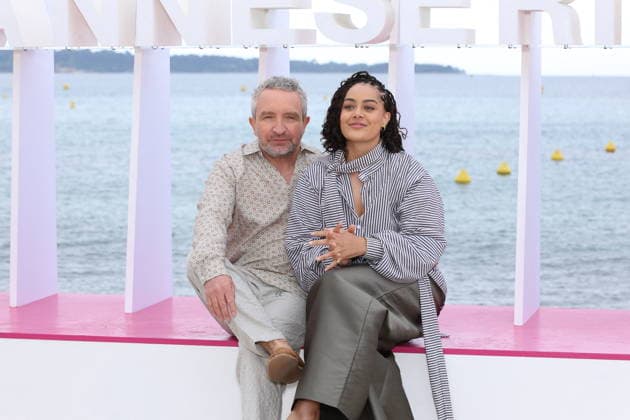 Eddie Marsan, Izuka Hoyle Photocall Prisoner on the Majestic beach at the 9th edition of CanneSeries in Cannes on 26 04 2026 Denis Guignebourg Bestimage Celebrities at the 9th edition of Canneseries in Cannes on 26 04 2026 Cannes France  Copyright: xDenisxGuignebourgx xBestimagexDenisxGuignebourgx xBestimagex
