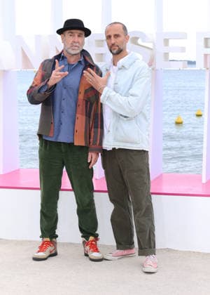 Eric Cantona et Arié Elmaleh Photocall Brigade Anonyme sur la plage du Majestic lors de la 9ème édition de CanneSeries à Cannes le 26 Avril 2026 Denis Guignebourg Bestimage Celebrities at the 9th edition of Canneseries in Cannes on 26 04 2026 Cannes France  Copyright: xDenisxGuignebourgx xBestimagexDenisxGuignebourgx xBestimagex