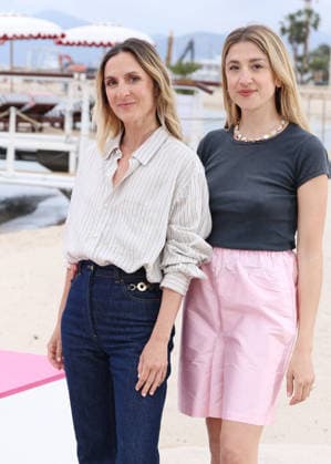 Camille Chamoux et Cloe Bailly Photocall Chamouxland la reconstruction sur la plage du Majestic lors de la 9ème édition de CanneSeries à Cannes le 26 Avril 2026 Denis Guignebourg Bestimage Celebrities at the 9th edition of Canneseries in Cannes on 26 04 2026 Cannes France  Copyright: xDenisxGuignebourgx xBestimagexDenisxGuignebourgx xBestimagex