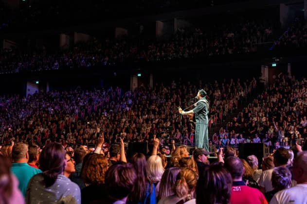Johannes Oerding live at a concert of his Arena Tourin the ZAG Arena Hannover, 25 04 2026 Foto:xC.xSpeidelx xFuturexImagex oerding_6401