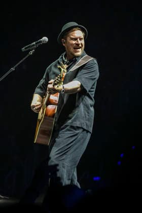 Johannes Oerding live at a concert of his Arena Tourin the ZAG Arena Hannover, 25 04 2026 Foto:xC.xSpeidelx xFuturexImagex oerding_6403