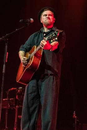 Johannes Oerding live at a concert of his Arena Tourin the ZAG Arena Hannover, 25 04 2026 Foto:xC.xSpeidelx xFuturexImagex oerding_6407