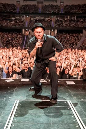 Johannes Oerding live at a concert of his Arena Tourin the ZAG Arena Hannover, 25 04 2026 Foto:xC.xSpeidelx xFuturexImagex oerding_6417