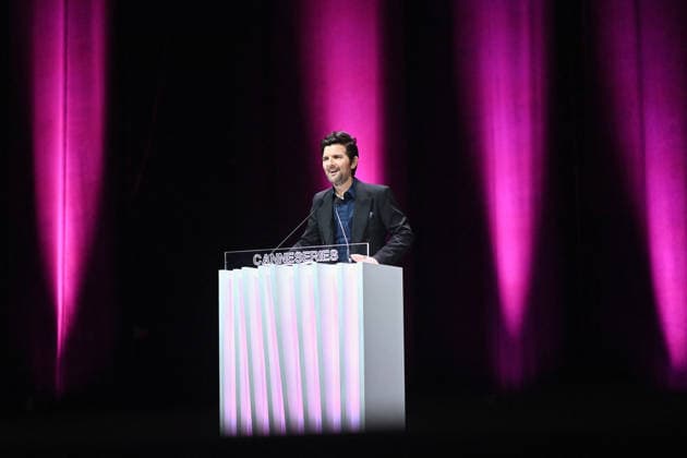 Pink Carpet - The 9th Canneseries International Festival - Day 4 FC CANNES, FRANCE - APRIL 26 Adam Scott gives a speech on stage during Day Four of the 9th Canneseries International Festival on April 26, 2026 in Cannes, France. Photo by Franck Castel ABACAPRESS.COM Cannes France  Copyright: xCastelxFranck ABACAx