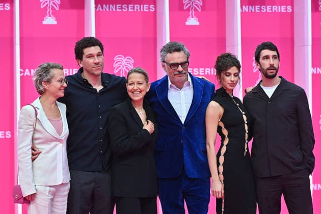 Pink Carpet - The 9th Canneseries International Festival - Day 4 FC CANNES, FRANCE - APRIL 26 Sophie Goodhart, Joel Fry, Nicola Walker, Jemaine Clement, Yali Topol Margalith and Tom Kingsley attend Day Four of the 9th Canneseries International Festival on April 26, 2026 in Cannes, France. Photo by Franck Castel ABACAPRESS.COM Cannes France  Copyright: xCastelxFranck ABACAx