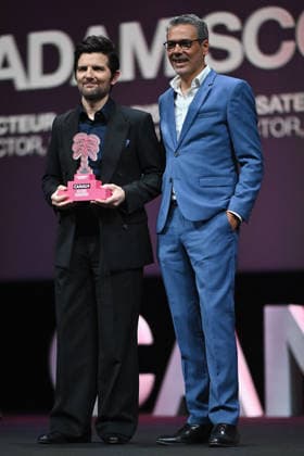 Pink Carpet - The 9th Canneseries International Festival - Day 4 FC CANNES, FRANCE - APRIL 26 Adam Scott gives a speech on stage during Day Four of the 9th Canneseries International Festival on April 26, 2026 in Cannes, France. Photo by Franck Castel ABACAPRESS.COM Cannes France  Copyright: xCastelxFranck ABACAx