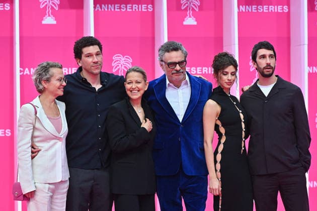 Pink Carpet - The 9th Canneseries International Festival - Day 4 FC CANNES, FRANCE - APRIL 26 Sophie Goodhart, Joel Fry, Nicola Walker, Jemaine Clement, Yali Topol Margalith and Tom Kingsley attend Day Four of the 9th Canneseries International Festival on April 26, 2026 in Cannes, France. Photo by Franck Castel ABACAPRESS.COM Cannes France  Copyright: xCastelxFranck ABACAx
