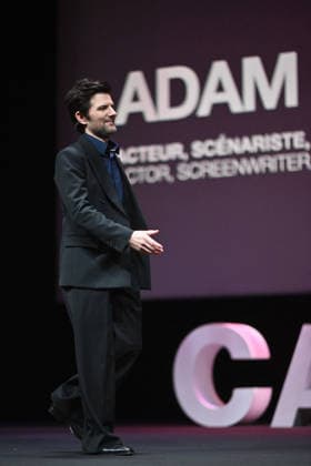 Pink Carpet - The 9th Canneseries International Festival - Day 4 FC CANNES, FRANCE - APRIL 26 Adam Scott gives a speech on stage during Day Four of the 9th Canneseries International Festival on April 26, 2026 in Cannes, France. Photo by Franck Castel ABACAPRESS.COM Cannes France  Copyright: xCastelxFranck ABACAx