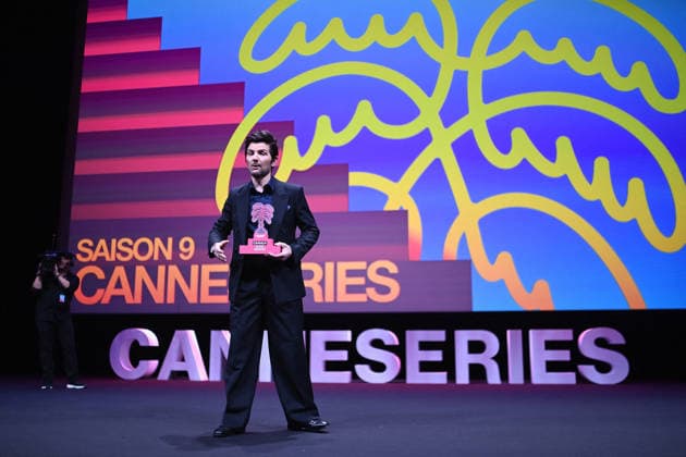 Pink Carpet - The 9th Canneseries International Festival - Day 4 FC CANNES, FRANCE - APRIL 26 Adam Scott gives a speech on stage during Day Four of the 9th Canneseries International Festival on April 26, 2026 in Cannes, France. Photo by Franck Castel ABACAPRESS.COM Cannes France  Copyright: xCastelxFranck ABACAx