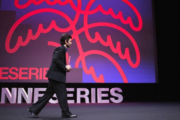 Pink Carpet - The 9th Canneseries International Festival - Day 4 FC CANNES, FRANCE - APRIL 26 Adam Scott gives a speech on stage during Day Four of the 9th Canneseries International Festival on April 26, 2026 in Cannes, France. Photo by Franck Castel ABACAPRESS.COM Cannes France  Copyright: xCastelxFranck ABACAx