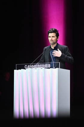 Pink Carpet - The 9th Canneseries International Festival - Day 4 FC CANNES, FRANCE - APRIL 26 Adam Scott gives a speech on stage during Day Four of the 9th Canneseries International Festival on April 26, 2026 in Cannes, France. Photo by Franck Castel ABACAPRESS.COM Cannes France  Copyright: xCastelxFranck ABACAx