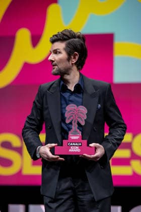 Canneseries 2026 Adam Scott a lhonneur Adam Scott receives the Canal Icon award during a ceremony at the 9th Canneseries International Festival in Cannes, France on April 26, 2026 Photo by Loran Mafar Starface 455415 2026 04 26 Cannes Fidji Scott, Adam  Copyright: xLoranxMafarx xStarfacex STAR_455415_001