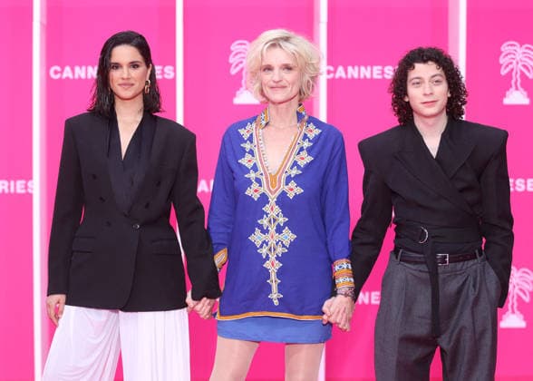 Hiba Bennani, Olivia Cote and Roman Doduik on the pink carpet at the 9th edition of Canneseries in Cannes April 26th, 2026 Denis Guignebourg Bestimage Celebrities on the pink carpet at the 9th edition of Canneseries in Cannes April 26th, 2026 Cannes France  Copyright: xDenisxGuignebourgx xBestimagexDenisxGuignebourgx xBestimagex