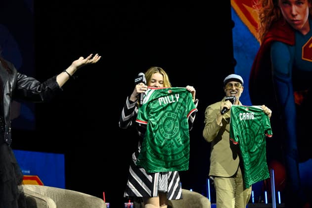 April 26, 2026, Mexico City, Ciudad de Mexico, Mexico: Actress Milly Alcock and Director Craig Gillespie show the Mexican national soccer team jerseys during a conference to promote Supergirl movie at the pop culture festival CCXP Comic Con Experience at Centro Banamex on April 26, 2026 in Mexico City, Mexico. Mexico City Mexico  - ZUMAe321 20260426_zea_e321_128 Copyright: xCarlosxTischlerx