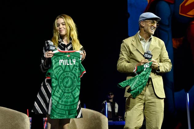 April 26, 2026, Mexico City, Ciudad de Mexico, Mexico: Actress Milly Alcock and Director Craig Gillespie show the Mexican national soccer team jerseys during a conference to promote Supergirl movie at the pop culture festival CCXP Comic Con Experience at Centro Banamex on April 26, 2026 in Mexico City, Mexico. Mexico City Mexico  - ZUMAe321 20260426_zea_e321_125 Copyright: xCarlosxTischlerx