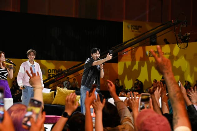 April 26, 2026, Mexico City, Ciudad de Mexico, Mexico: Kevin Woo records a video during a conference at the pop culture festival CCXP Comic Con Experience at Centro Banamex on April 26, 2026 in Mexico City, Mexico. Mexico City Mexico  - ZUMAe321 20260426_zea_e321_126 Copyright: xCarlosxTischlerx