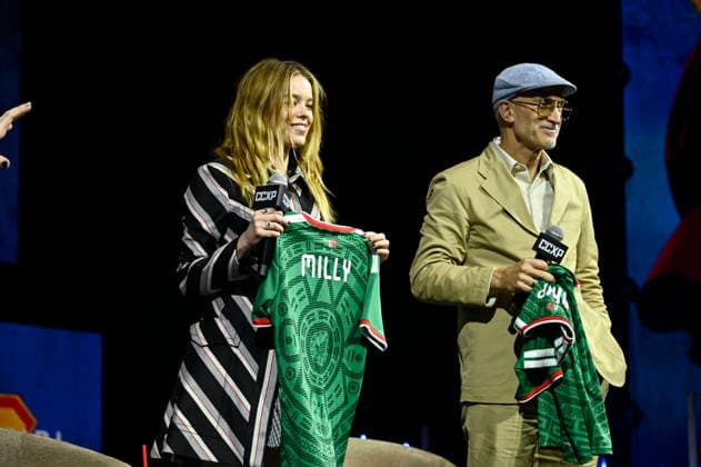 April 26, 2026, Mexico City, Ciudad de Mexico, Mexico: Actress Milly Alcock and Director Craig Gillespie show the Mexican national soccer team jerseys during a conference to promote Supergirl movie at the pop culture festival CCXP Comic Con Experience at Centro Banamex on April 26, 2026 in Mexico City, Mexico. Mexico City Mexico - ZUMAe321 20260426_zea_e321_156 Copyright: xCarlosxTischlerx