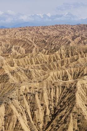 Creative Highlights World Landscape of the Aksai Canyons with unique eroised ton and sandstone formation. Atemberaubende natürliche Wüstenlandschaft mit schneebedeckten Bergen im Hintergrund Landschaft des Aksai-Canyons mit einzigartigen erodierten Ton- und Sandsteinformationen. Atemberaubende natürliche Wüstenlandschaft mit schneebedeckten Bergen im Hintergrund Copyright: imageBROKER EkaterinaxIakimenko ibxiqx17145736.jpg