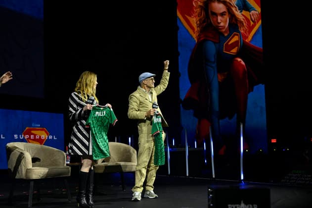 April 26, 2026, Mexico City, Ciudad de Mexico, Mexico: Actress Milly Alcock and Director Craig Gillespie show the Mexican national soccer team jerseys during a conference to promote Supergirl movie at the pop culture festival CCXP Comic Con Experience at Centro Banamex on April 26, 2026 in Mexico City, Mexico. Mexico City Mexico - ZUMAe321 20260426_zea_e321_201 Copyright: xCarlosxTischlerx