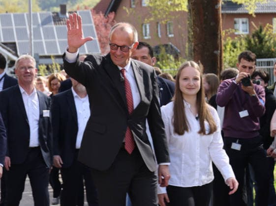 Friedirch Merz in der Schule 25.04.2026, Germany, NRW, Marsberg,Carolus Magnus Gymnasium, Bundeskanzler Friedrich Merz zu Besuch, Schüler, Gespräch, Versuchsaufbau, Europatag an den Schulen, Partnerschule in Finnland Muonio Marsberg Nordrhein-Westfahlen Germany *** Friedirch Merz at school 25 04 2026, Germany, NRW, Marsberg,Carolus Magnus Gymnasium, Federal Chancellor Friedrich Merz visiting, pupils, discussion, experimental setup, Europe Day at schools, partner school in Finland Muonio Marsberg North Rhine-Westphalia Germany