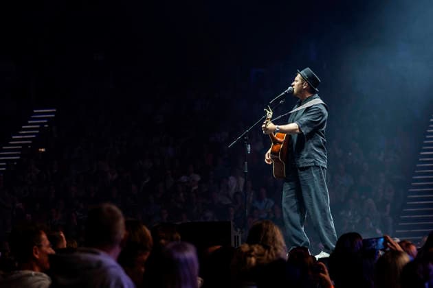 Johannes Oerding live at a concert of his Arena Tour in the Messehalle Erfurt, 26 04 2026 Foto:xM.xKremerx xFuturexImagex oerding_6431