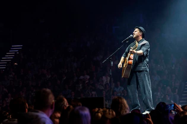 Johannes Oerding live at a concert of his Arena Tour in the Messehalle Erfurt, 26 04 2026 Foto:xM.xKremerx xFuturexImagex oerding_6432