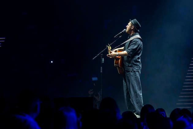 Johannes Oerding live at a concert of his Arena Tour in the Messehalle Erfurt, 26 04 2026 Foto:xM.xKremerx xFuturexImagex oerding_6433