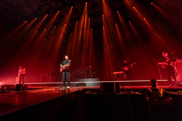 Johannes Oerding live at a concert of his Arena Tour in the Messehalle Erfurt, 26 04 2026 Foto:xM.xKremerx xFuturexImagex oerding_6434