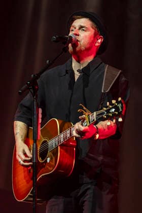 Johannes Oerding live at a concert of his Arena Tour in the Messehalle Erfurt, 26 04 2026 Foto:xM.xKremerx xFuturexImagex oerding_6435