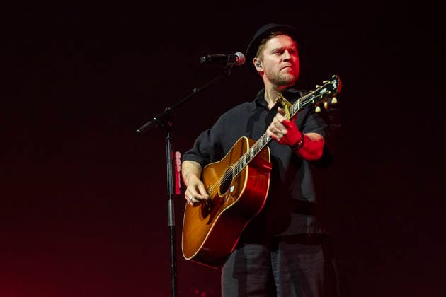 Johannes Oerding live at a concert of his Arena Tour in the Messehalle Erfurt, 26 04 2026 Foto:xM.xKremerx xFuturexImagex oerding_6436