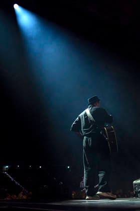 Johannes Oerding live at a concert of his Arena Tour in the Messehalle Erfurt, 26 04 2026 Foto:xM.xKremerx xFuturexImagex oerding_6437