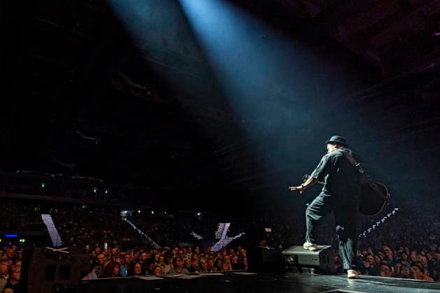 Johannes Oerding live at a concert of his Arena Tour in the Messehalle Erfurt, 26 04 2026 Foto:xM.xKremerx xFuturexImagex oerding_6438
