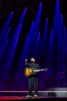 Johannes Oerding live at a concert of his Arena Tour in the Messehalle Erfurt, 26 04 2026 Foto:xM.xKremerx xFuturexImagex oerding_6439