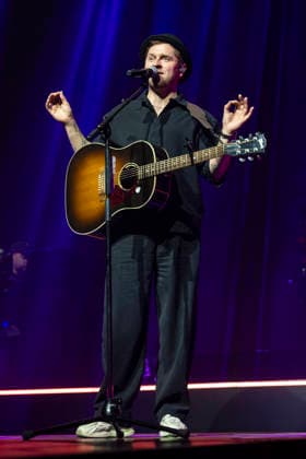 Johannes Oerding live at a concert of his Arena Tour in the Messehalle Erfurt, 26 04 2026 Foto:xM.xKremerx xFuturexImagex oerding_6440
