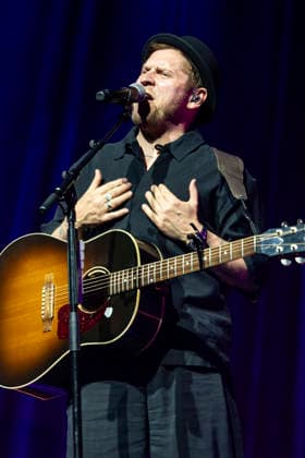 Johannes Oerding live at a concert of his Arena Tour in the Messehalle Erfurt, 26 04 2026 Foto:xM.xKremerx xFuturexImagex oerding_6441
