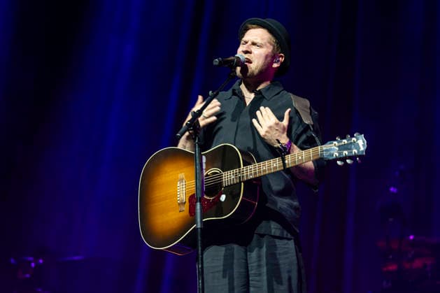 Johannes Oerding live at a concert of his Arena Tour in the Messehalle Erfurt, 26 04 2026 Foto:xM.xKremerx xFuturexImagex oerding_6442