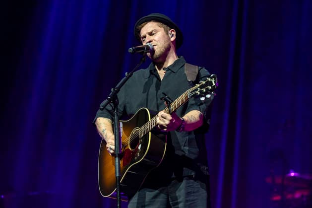 Johannes Oerding live at a concert of his Arena Tour in the Messehalle Erfurt, 26 04 2026 Foto:xM.xKremerx xFuturexImagex oerding_6443