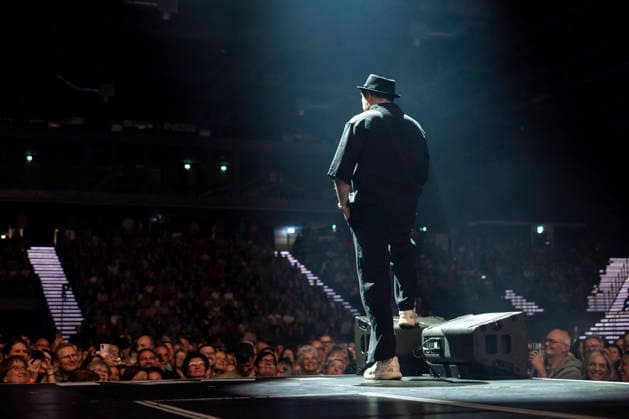 Johannes Oerding live at a concert of his Arena Tour in the Messehalle Erfurt, 26 04 2026 Foto:xM.xKremerx xFuturexImagex oerding_6444