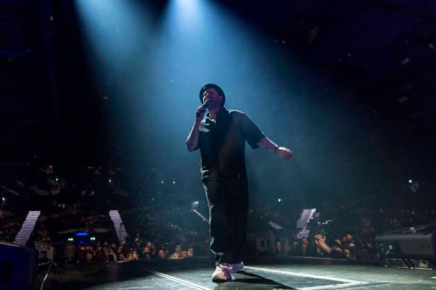 Johannes Oerding live at a concert of his Arena Tour in the Messehalle Erfurt, 26 04 2026 Foto:xM.xKremerx xFuturexImagex oerding_6446