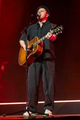 Johannes Oerding live at a concert of his Arena Tour in the Messehalle Erfurt, 26 04 2026 Foto:xM.xKremerx xFuturexImagex oerding_6450