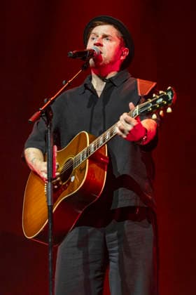 Johannes Oerding live at a concert of his Arena Tour in the Messehalle Erfurt, 26 04 2026 Foto:xM.xKremerx xFuturexImagex oerding_6451