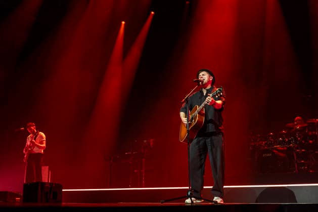 Johannes Oerding live at a concert of his Arena Tour in the Messehalle Erfurt, 26 04 2026 Foto:xM.xKremerx xFuturexImagex oerding_6452