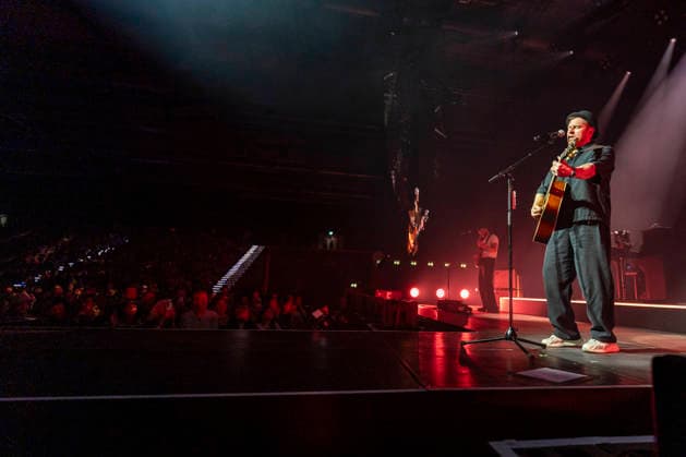 Johannes Oerding live at a concert of his Arena Tour in the Messehalle Erfurt, 26 04 2026 Foto:xM.xKremerx xFuturexImagex oerding_6453