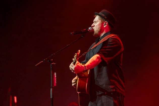 Johannes Oerding live at a concert of his Arena Tour in the Messehalle Erfurt, 26 04 2026 Foto:xM.xKremerx xFuturexImagex oerding_6454