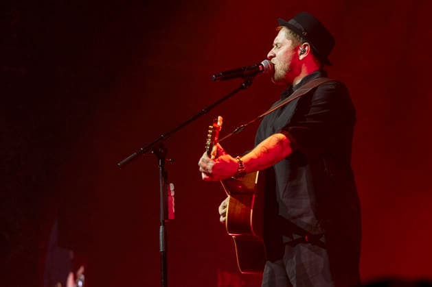 Johannes Oerding live at a concert of his Arena Tour in the Messehalle Erfurt, 26 04 2026 Foto:xM.xKremerx xFuturexImagex oerding_6455