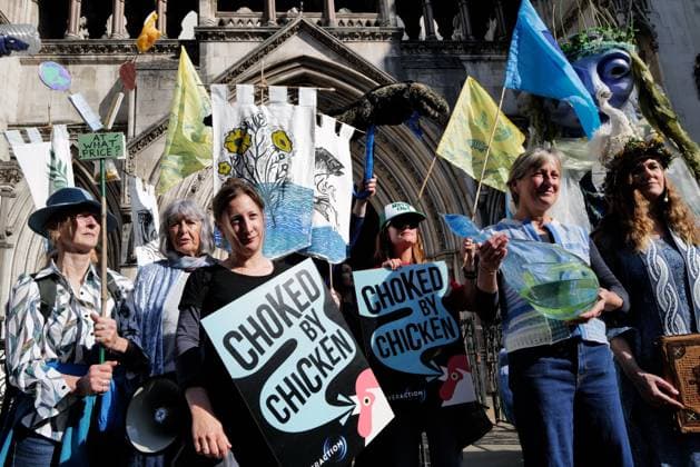 River Wye defenders protest outside High Court in London Members of the Wye & Usk Defenders group protest outside the High Court in London to demand greater protection for UK rivers. London England United Kingdom Copyright: xJoaoxDanielxPereirax